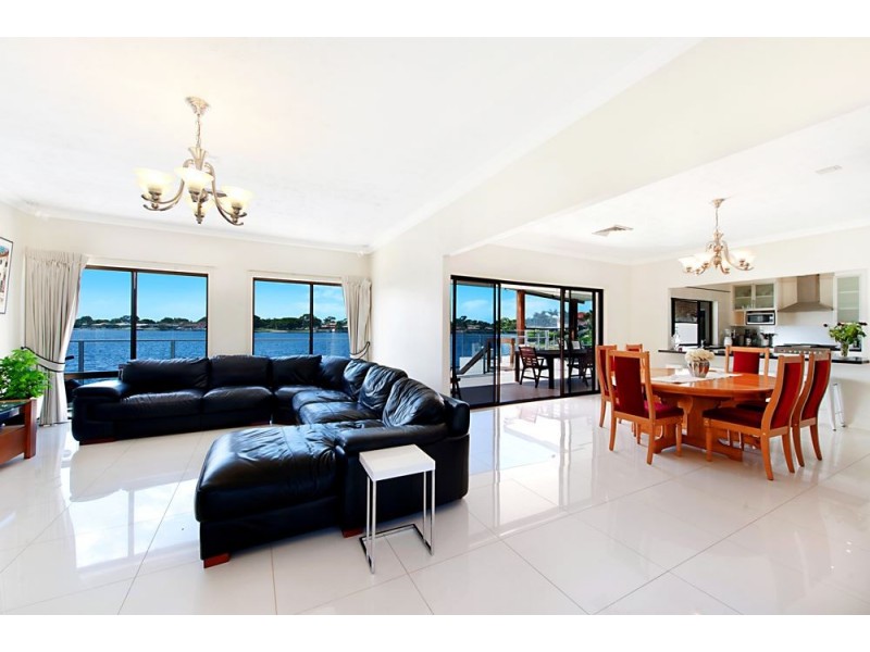 18 Compass Court, Mermaid Waters QLD 4218