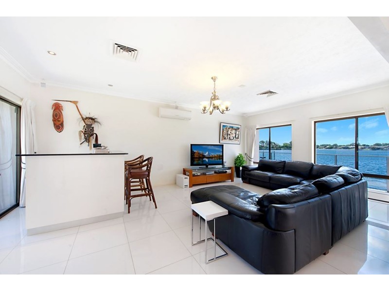 18 Compass Court, Mermaid Waters QLD 4218