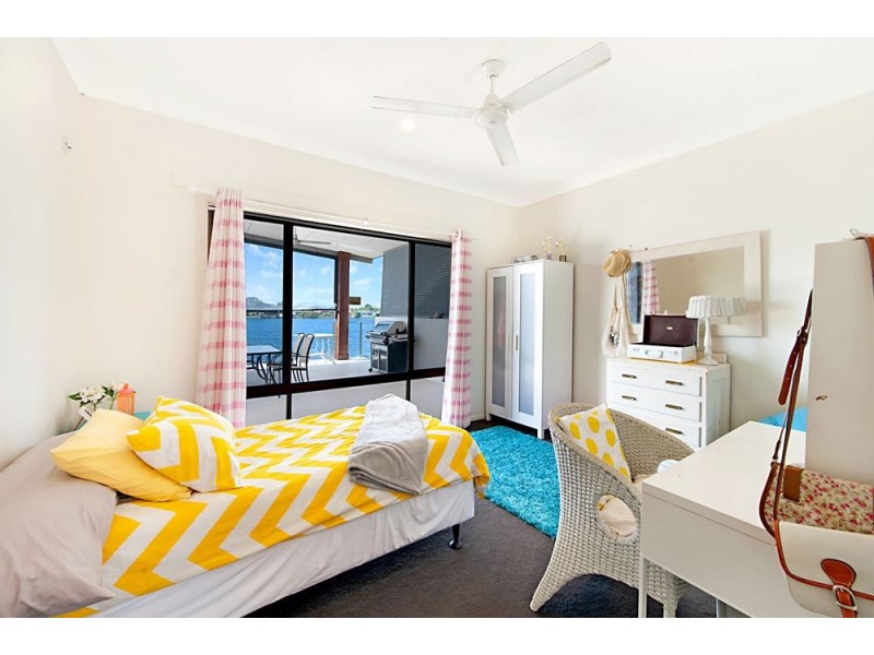 18 Compass Court, Mermaid Waters QLD 4218