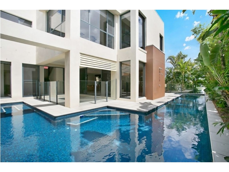 15 King Charles Drive, Sovereign Islands QLD 4216