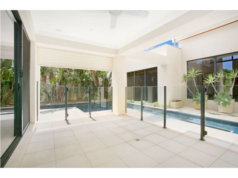15 King Charles Drive, Sovereign Islands QLD 4216