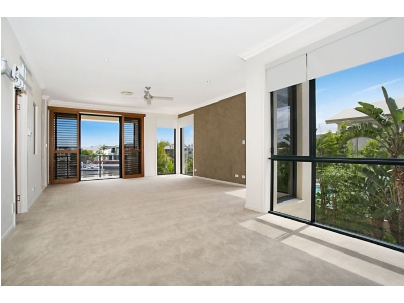 15 King Charles Drive, Sovereign Islands QLD 4216