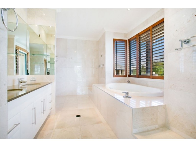 15 King Charles Drive, Sovereign Islands QLD 4216