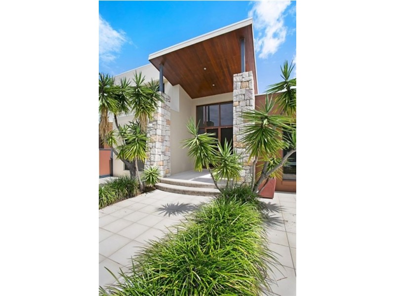 15 King Charles Drive, Sovereign Islands QLD 4216