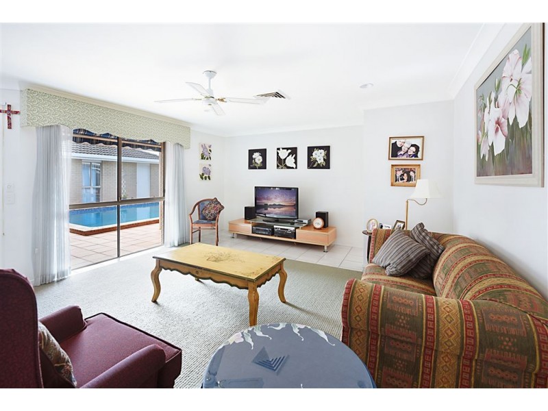 4 Brampton Court, Mermaid Waters QLD 4218