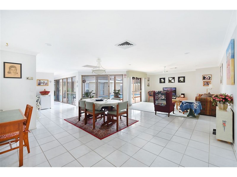 4 Brampton Court, Mermaid Waters QLD 4218