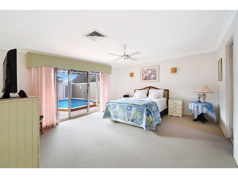 4 Brampton Court, Mermaid Waters QLD 4218