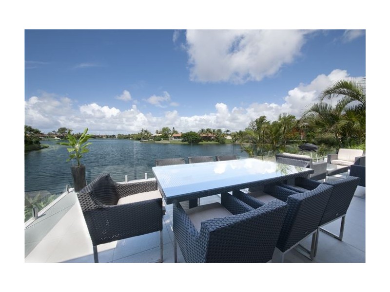 9 Long Island Court, Mermaid Waters QLD 4218