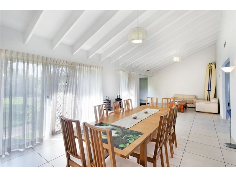 9 Long Island Court, Mermaid Waters QLD 4218