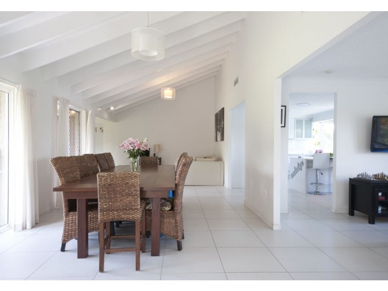 9 Long Island Court, Mermaid Waters QLD 4218