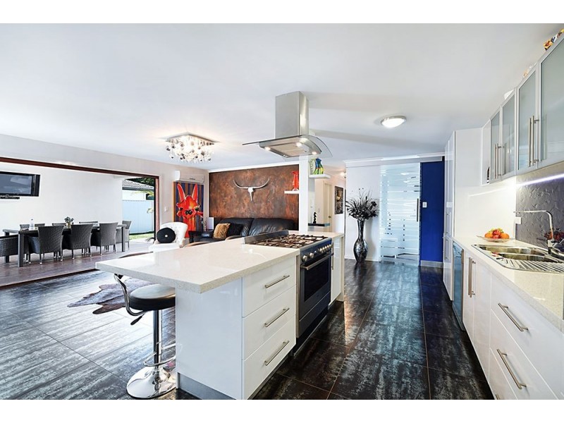 8 Moana Park Avenue, Broadbeach Waters QLD 4218