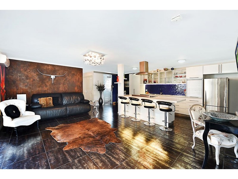 8 Moana Park Avenue, Broadbeach Waters QLD 4218