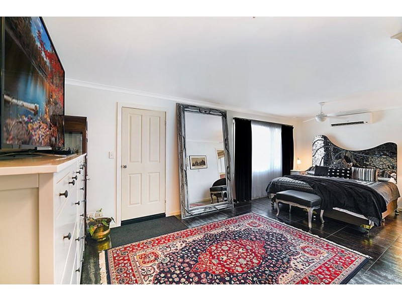 8 Moana Park Avenue, Broadbeach Waters QLD 4218