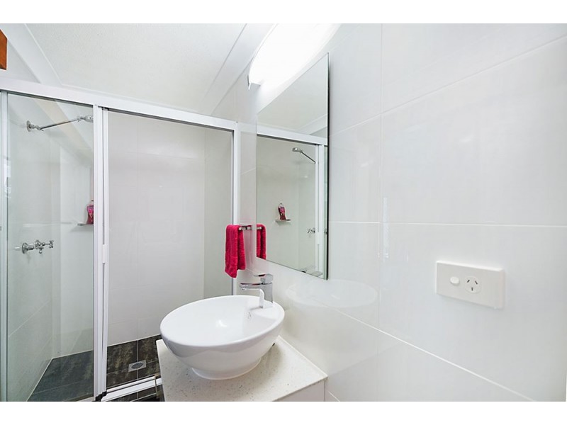 8 Moana Park Avenue, Broadbeach Waters QLD 4218