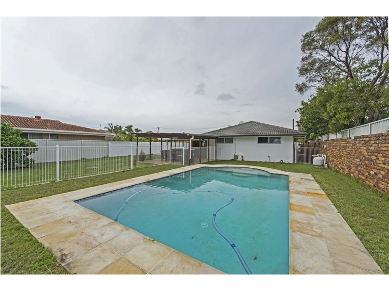 3 Andrea Avenue, Broadbeach Waters QLD 4218