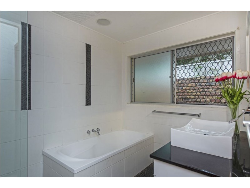 3 Andrea Avenue, Broadbeach Waters QLD 4218