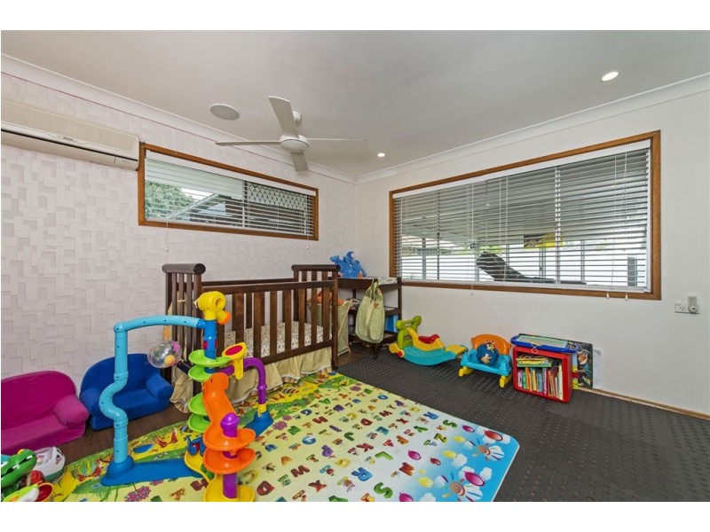 3 Andrea Avenue, Broadbeach Waters QLD 4218