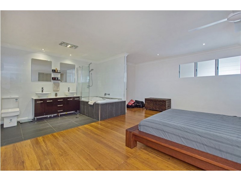 3 Andrea Avenue, Broadbeach Waters QLD 4218