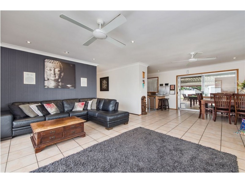 3 Andrea Avenue, Broadbeach Waters QLD 4218