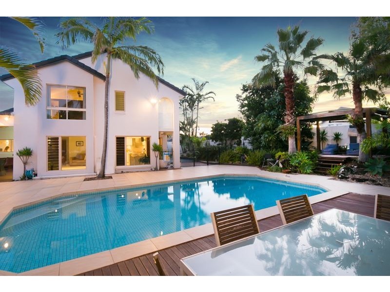 27 Pebble Beach Drive, Runaway Bay QLD 4216