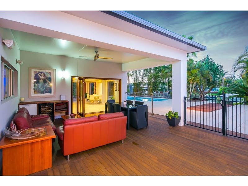 27 Pebble Beach Drive, Runaway Bay QLD 4216