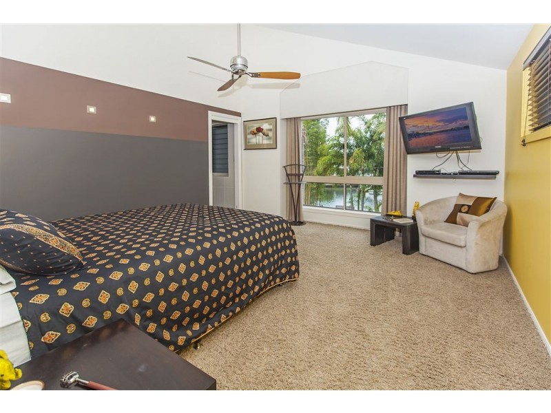 27 Pebble Beach Drive, Runaway Bay QLD 4216