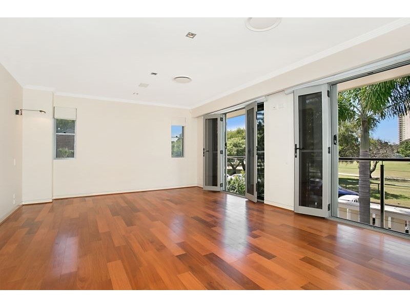 6 Biggs Place, Southport QLD 4215
