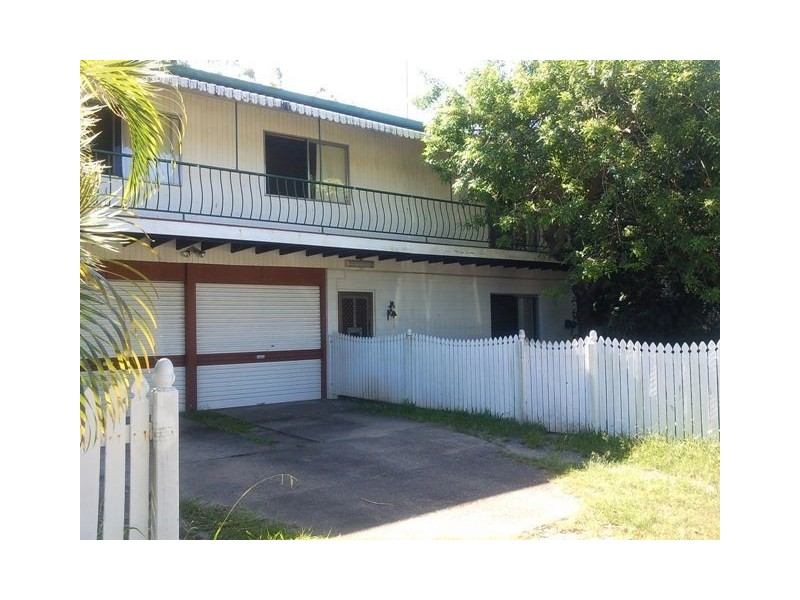 4 Coral Avenue, Labrador QLD 4215