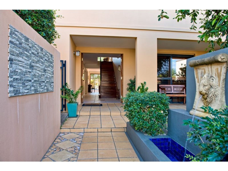 93 Amalfi Drive, Isle Of Capri QLD 4217