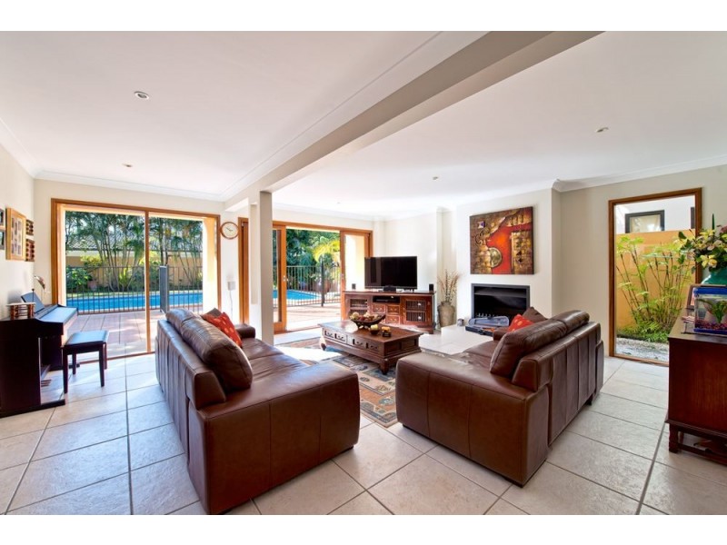 93 Amalfi Drive, Isle Of Capri QLD 4217