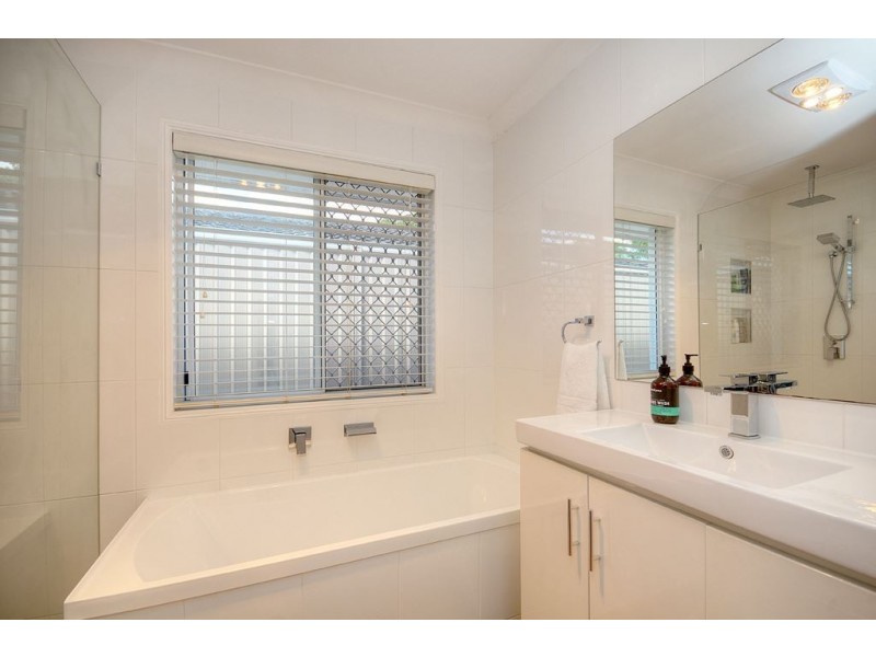 1/1 Liam Court, Labrador QLD 4215