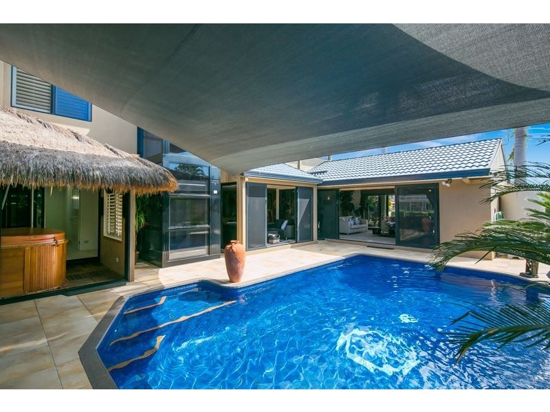 8 Midnight Court, Runaway Bay QLD 4216