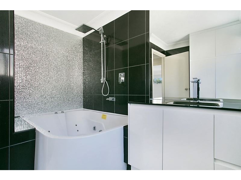 42 Markeri Street, Mermaid Waters QLD 4218