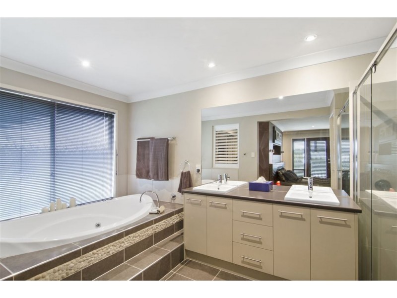 9 Meadow Court, Maudsland QLD 4210