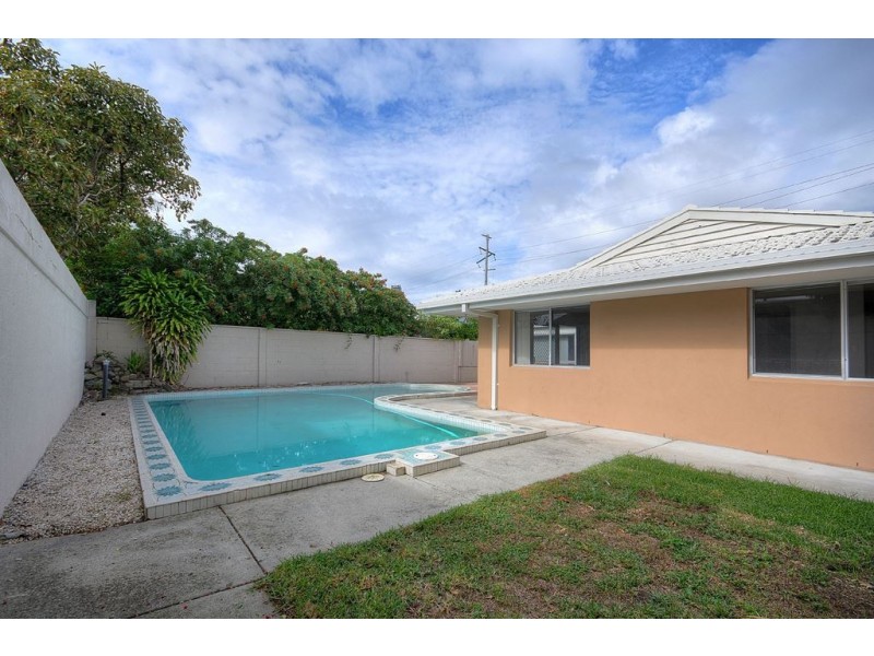 62 Allambi Avenue, Broadbeach Waters QLD 4218