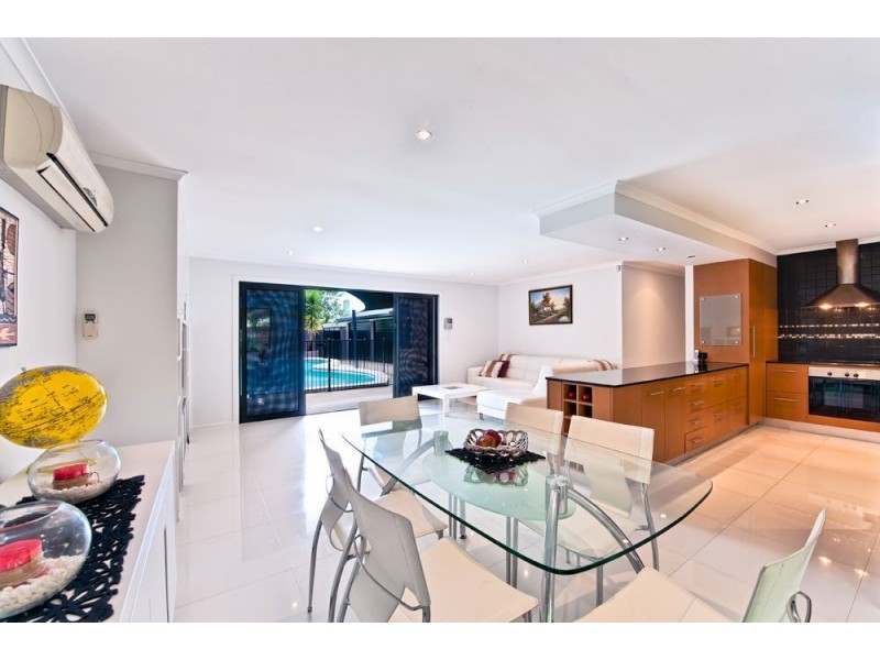 8 Kalimna Drive, Broadbeach Waters QLD 4218