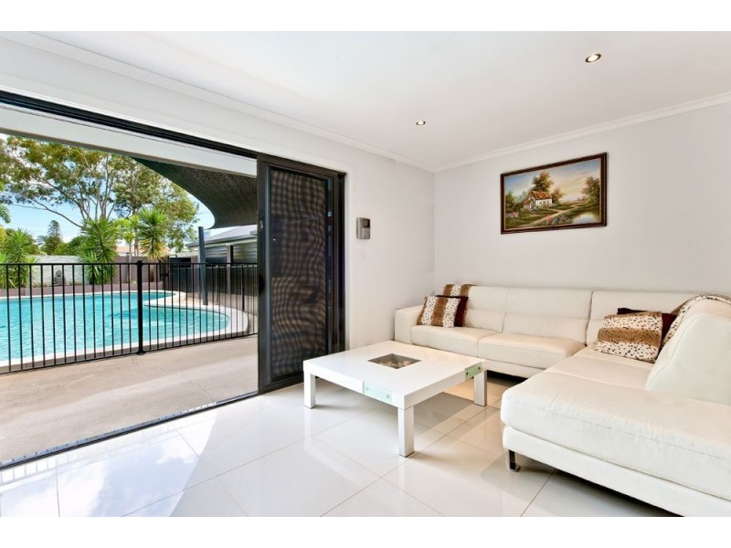 8 Kalimna Drive, Broadbeach Waters QLD 4218