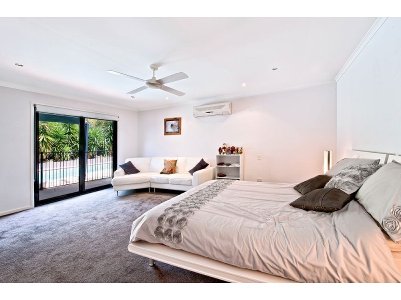 8 Kalimna Drive, Broadbeach Waters QLD 4218