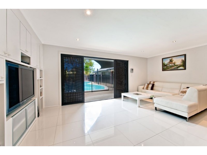 8 Kalimna Drive, Broadbeach Waters QLD 4218