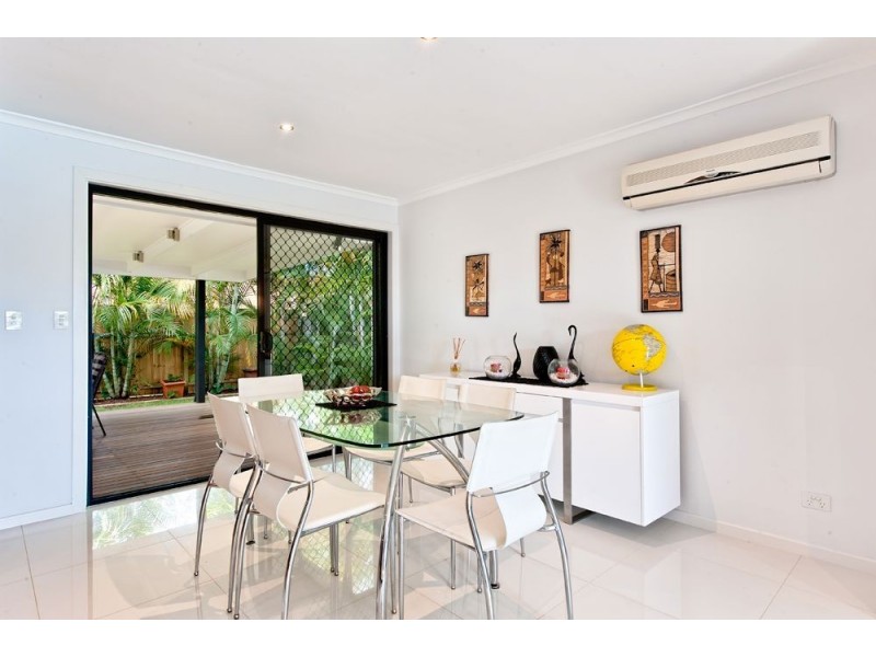 8 Kalimna Drive, Broadbeach Waters QLD 4218