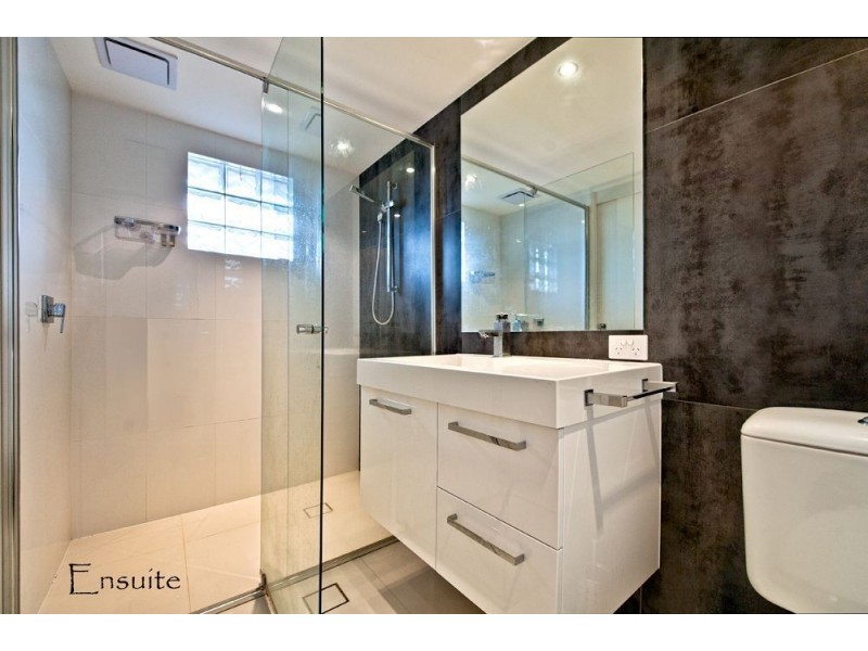 8 Kalimna Drive, Broadbeach Waters QLD 4218