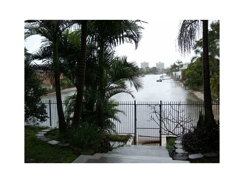36 T E Peters Drive, Broadbeach Waters QLD 4218