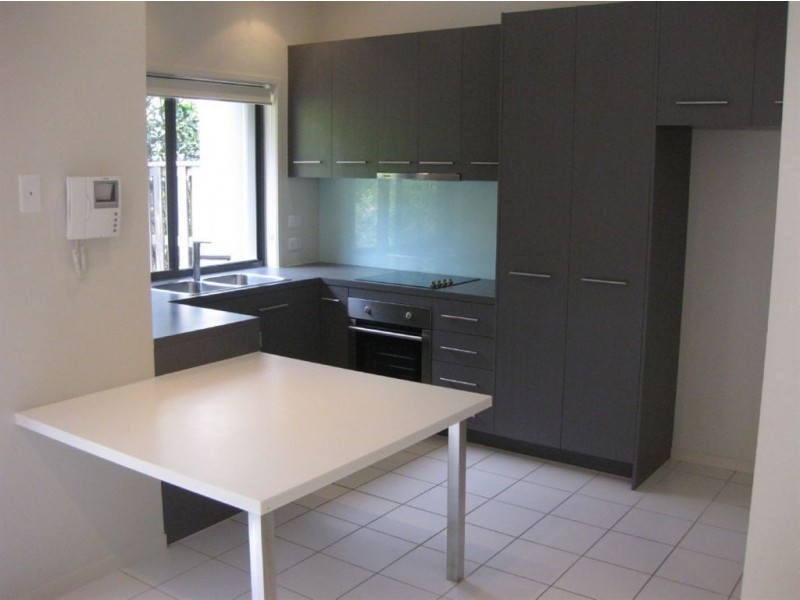 2/73-75 Benowa Rd, Southport QLD 4215