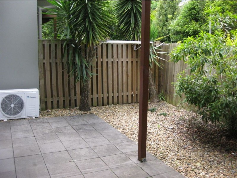 2/73-75 Benowa Rd, Southport QLD 4215