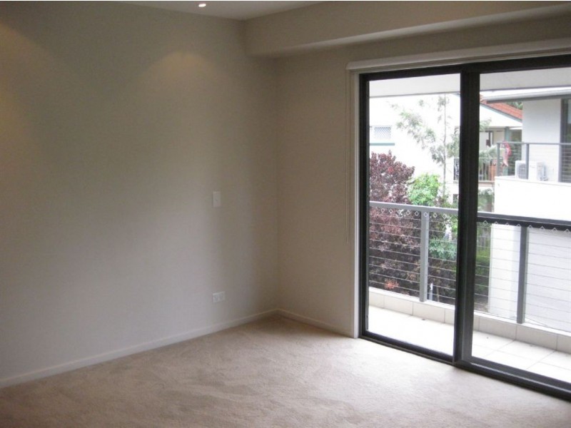 2/73-75 Benowa Rd, Southport QLD 4215