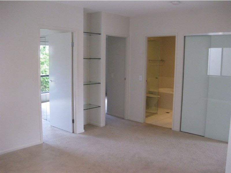 2/73-75 Benowa Rd, Southport QLD 4215