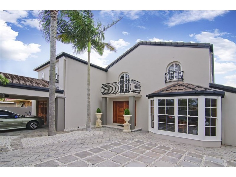 84 Pebble Beach Drive, Runaway Bay QLD 4216