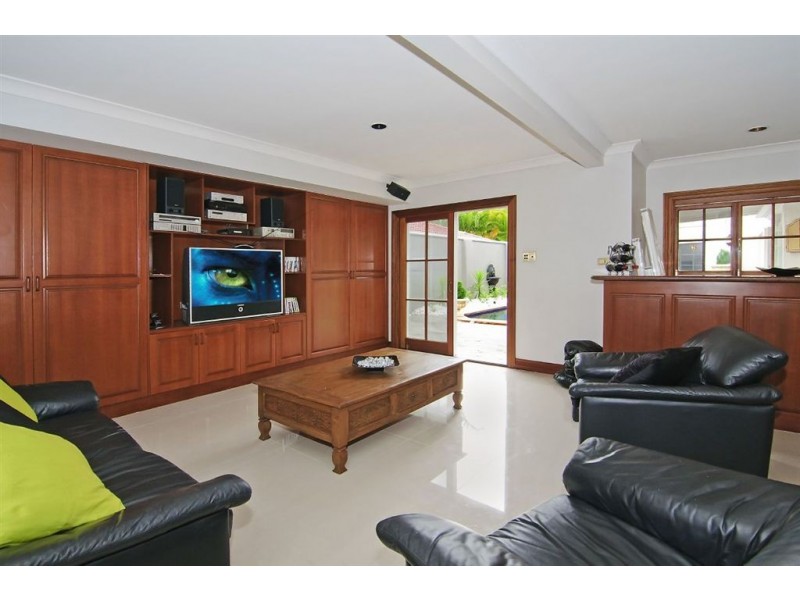 84 Pebble Beach Drive, Runaway Bay QLD 4216