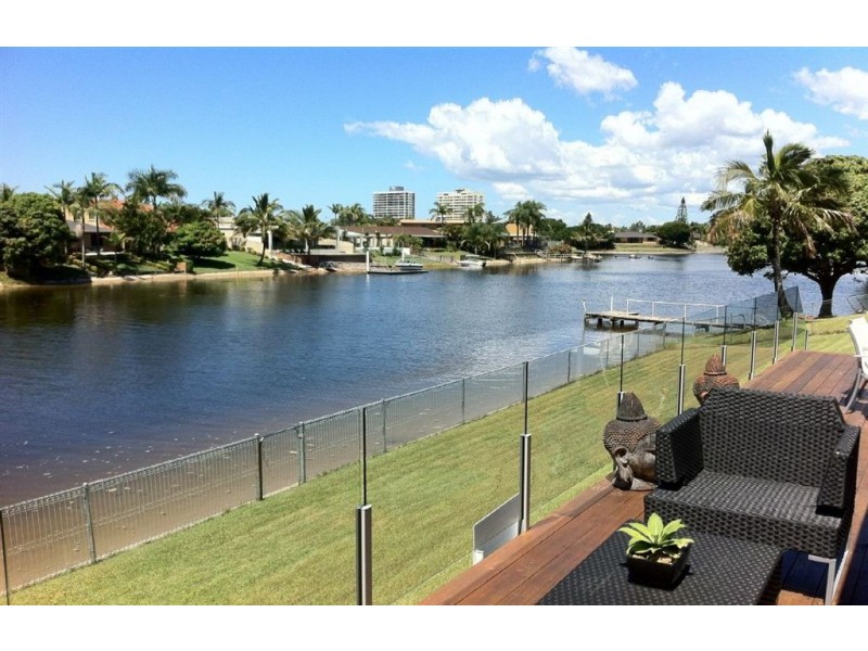 16 Aroona Av, Broadbeach Waters QLD 4218