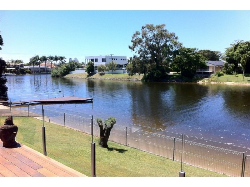 16 Aroona Av, Broadbeach Waters QLD 4218